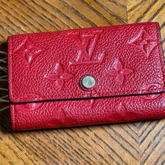 Louis Vuitton - Picture 1 of 4